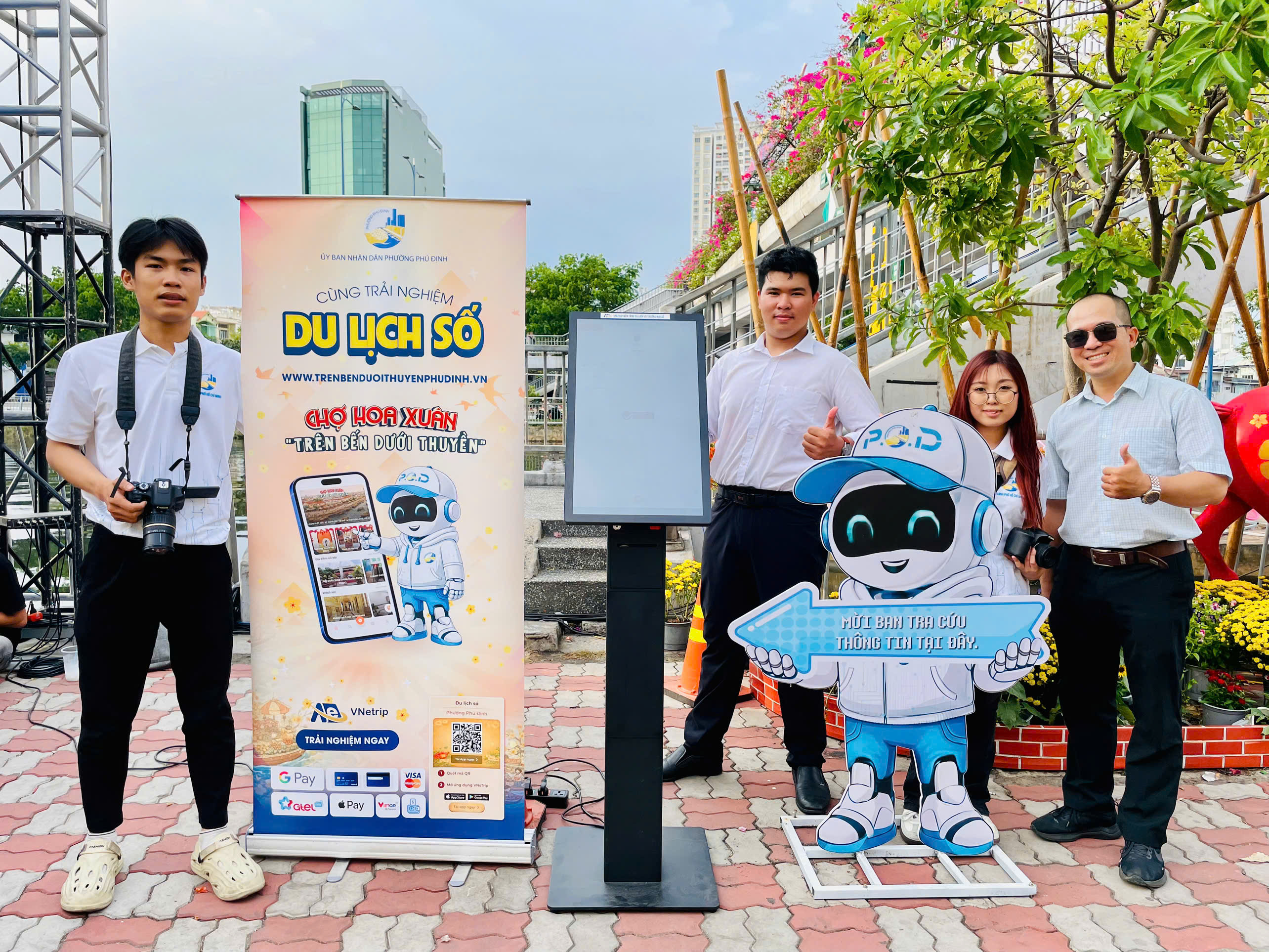 Chợ Hoa Xuân trên bến, dưới thuyền có không gian số