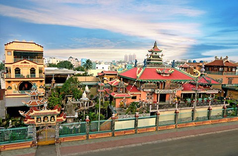 Khám phá ngôi chùa An Phú đầy độc đáo từ miểng sành tại Quận 8