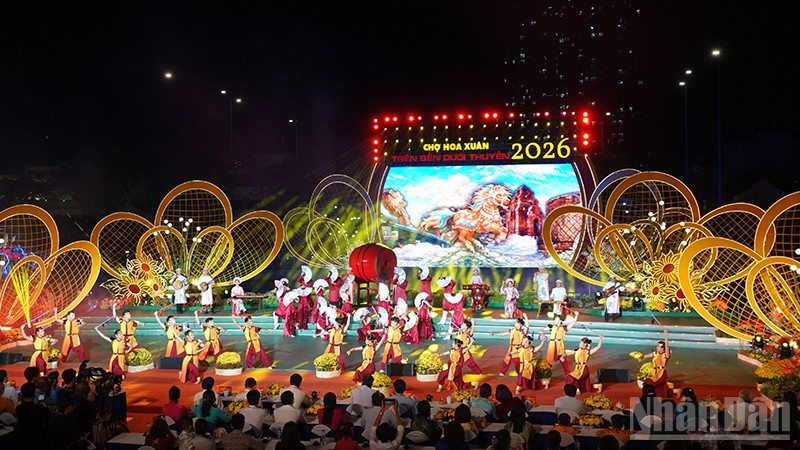 Không gian Tết ấn tượng tại chợ hoa xuân “Trên bến dưới thuyền”