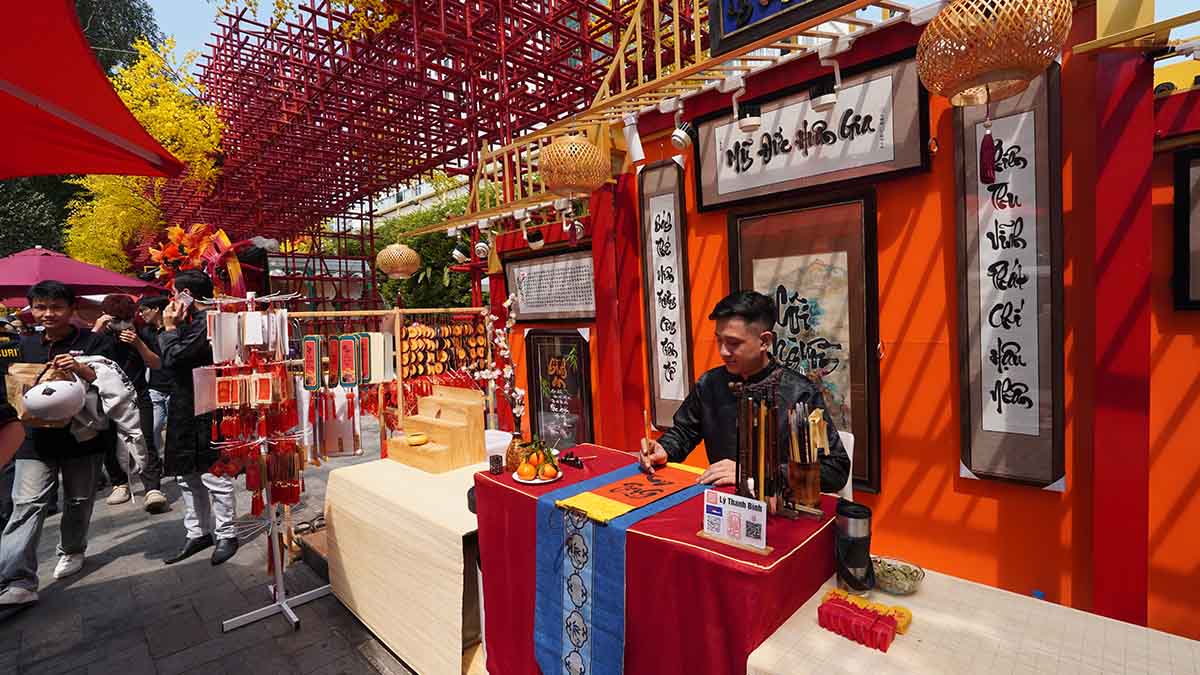 Phố ông đồ ở TPHCM đẹp ngỡ ngàng, tràn ngập sắc xuân đón Tết