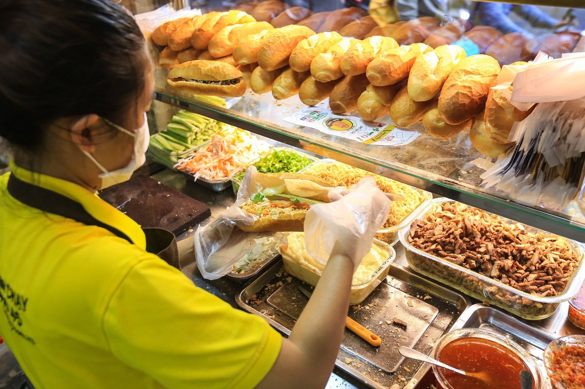 Bánh mì heo quay Đà Nẵng: List 15 quán ngon nổi tiếng