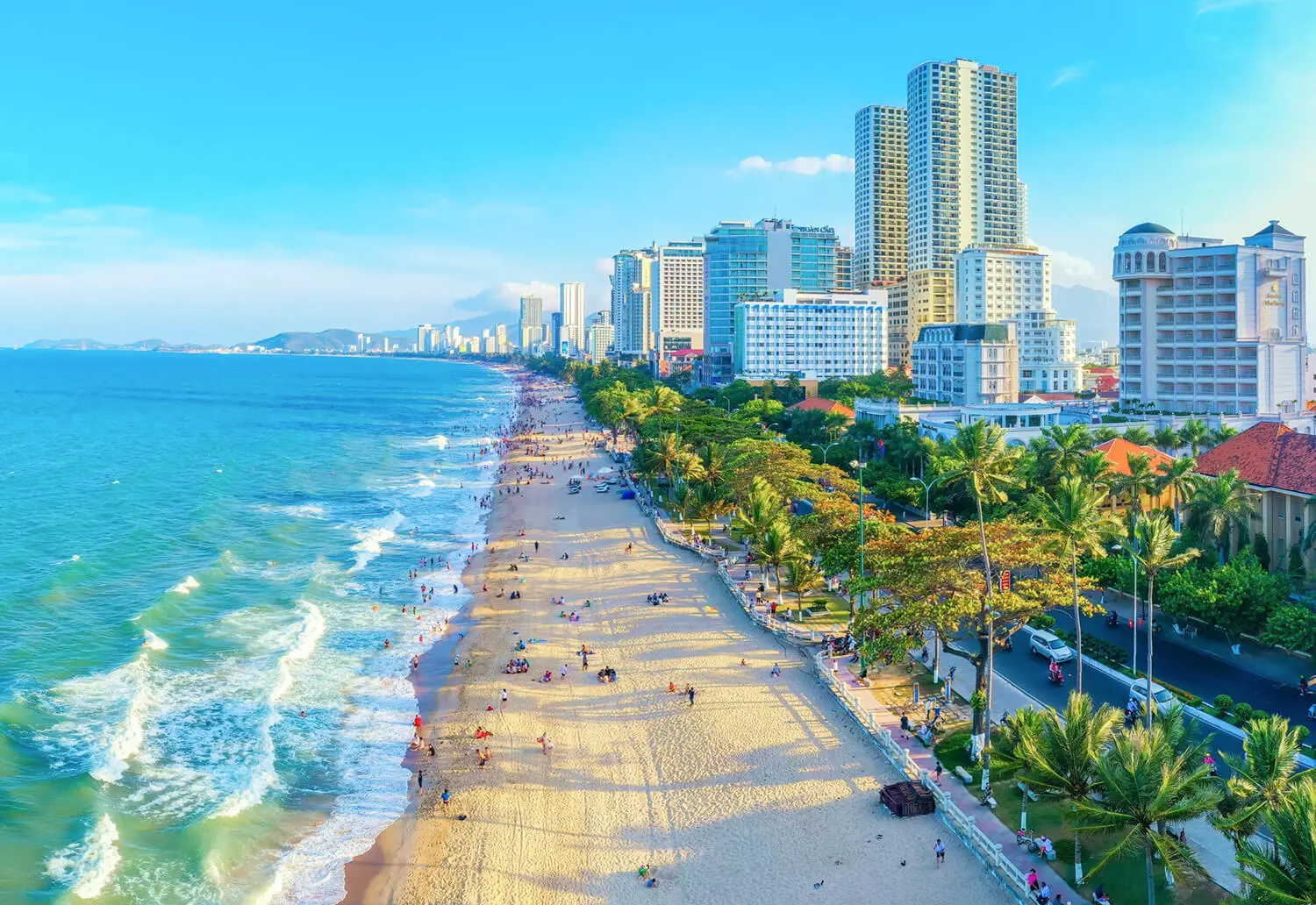 Khách du lịch tắm biển tại bãi biển Trần Phú Nha Trang