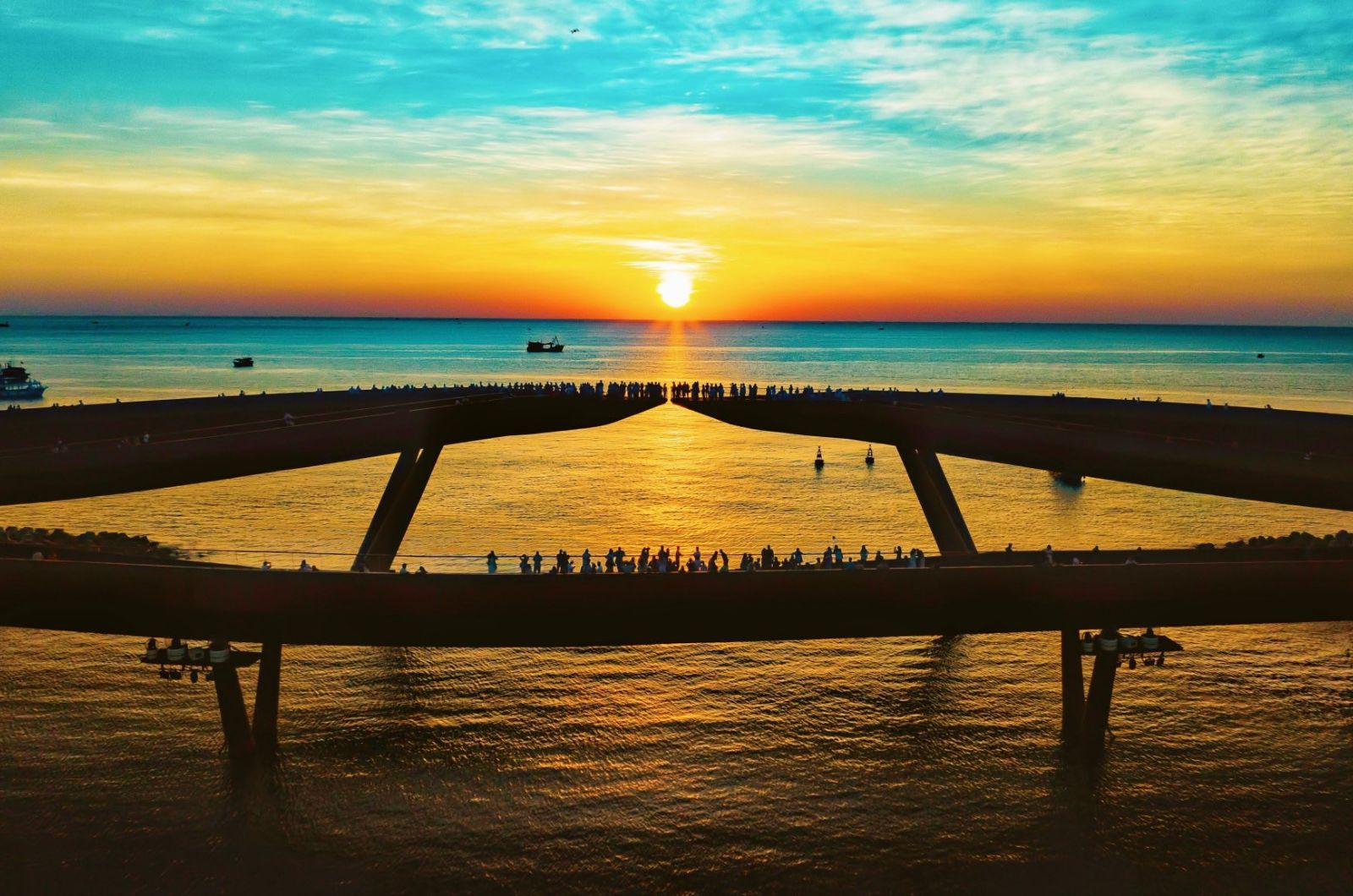 Cầu hôn là địa điểm ngắm hoàng hôn lãng mạn ở Phú Quốc  