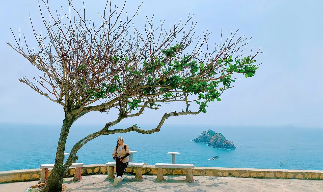 Du khách chụp ảnh check in tại đảo Bích Đầm Nha Trang