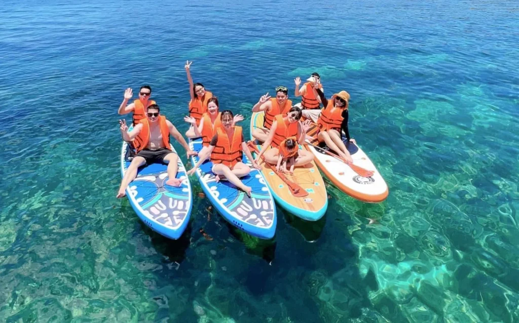 Chèo sup tại bãi cạn đảo Phú Quý