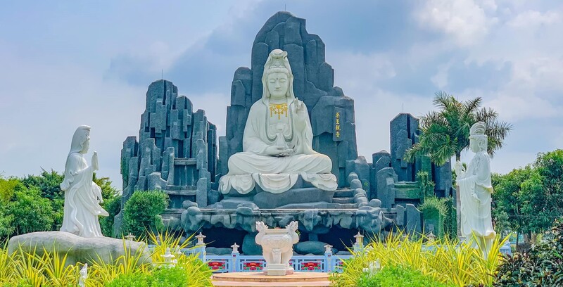 Chùa Huỳnh Đạo, điểm đến tâm linh rực rỡ sắc màu