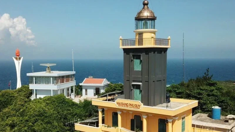 Núi cấm và hải đăng Phú Quý