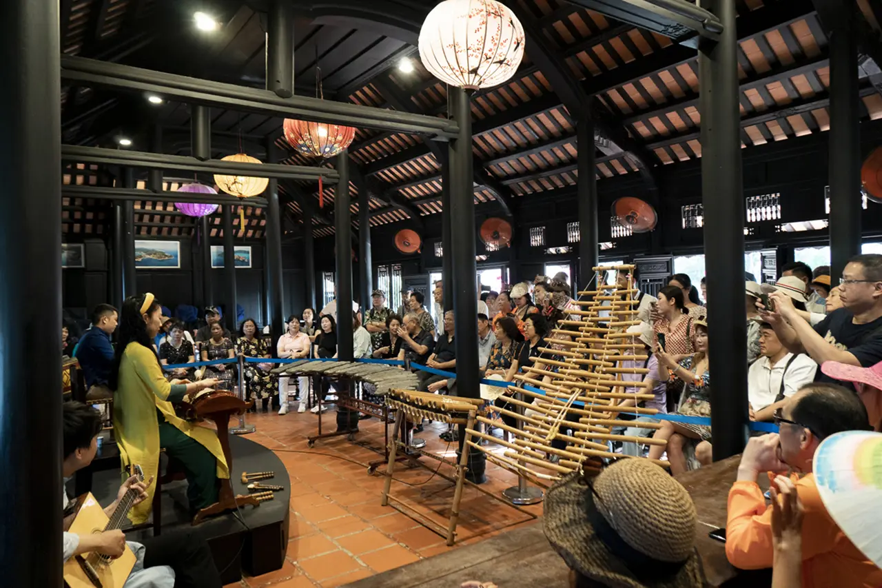 Du khách xem biểu diễn nhạc cụ dân tộc Raglai tại Hòn Chồng