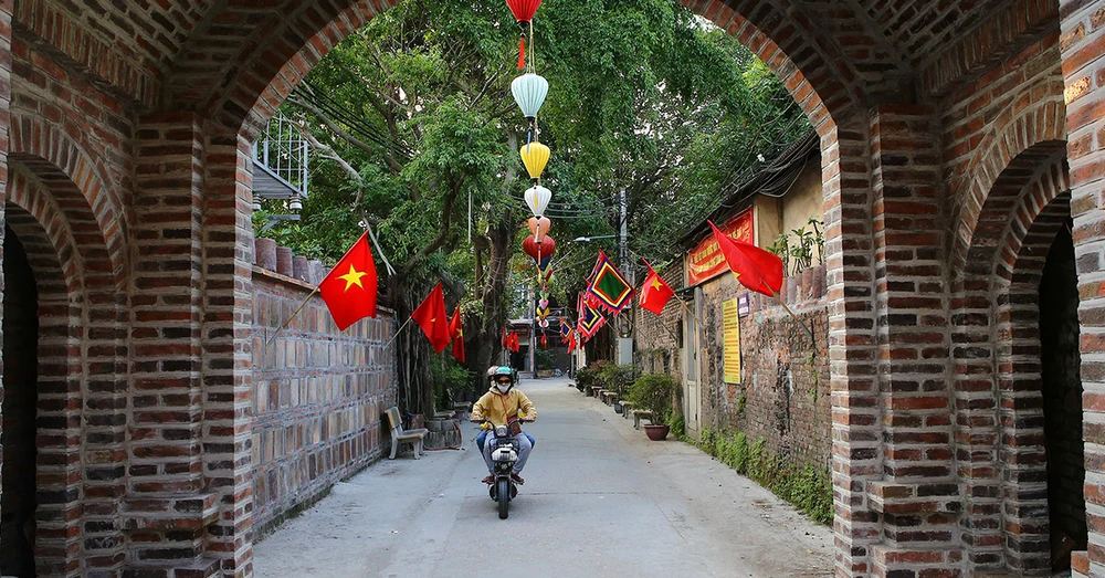 Làng Gốm Bát Tràng Hà Nội, Kinh Nghiệm Du Lịch Mới Cập Nhật - Gốm Bát  Tràng, Ấm chén Bát Tràng Nghệ nhân Tô Thanh Sơn : Gốm Bát Tràng, Ấm chén